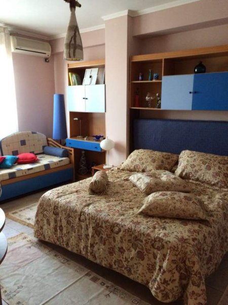 Tirane, jepet me qera apartament 1+1+BLK Kati 6, 110 m² 500 Euro (pas kafe Flora)