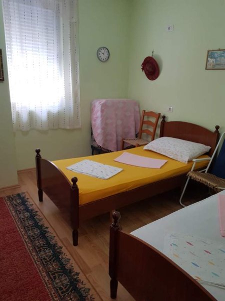 Pogradec, jap me qera garsonier 1+1. Me Ashensor. 30 EUR nata (Prane Hotel 1 Maj)