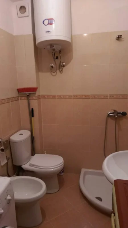 Pogradec, jap me qera garsonier 1+1. Me Ashensor. 30 EUR nata (Prane Hotel 1 Maj)