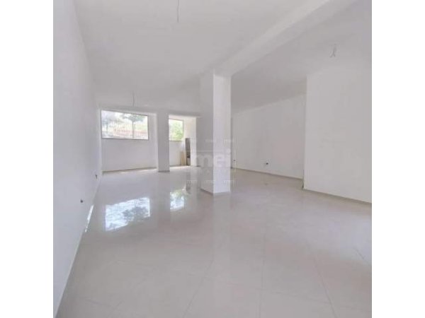Tirane, jepet me qera ambjent biznesi Kati 0, 115 m² 400 Euro (Liqeni i Thate)