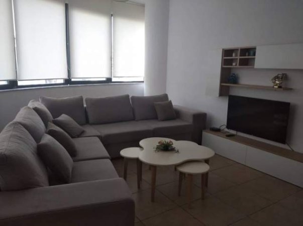 Tirane, jap me qera apartament 2+1 Rruga Kavajes