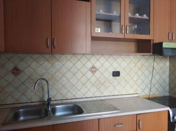 Tirane, jap me qera apartament 2+1 Rruga Kavajes