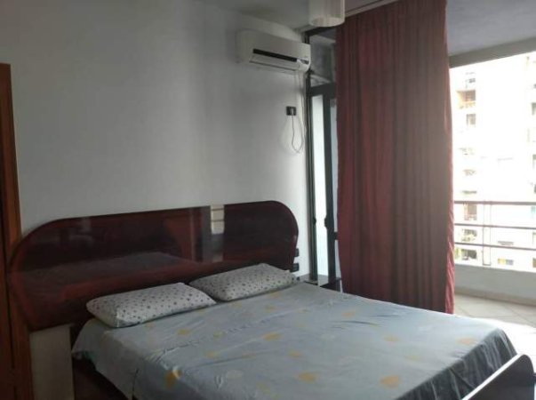 Tirane, jap me qera apartament 2+1 Rruga Kavajes