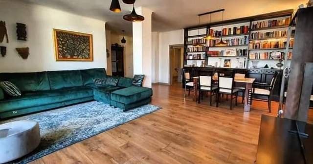 Tirane, shes apartament 3+1+BLK kati 12, 220 m2 259.000 Euro (Blv. Zogu 1)