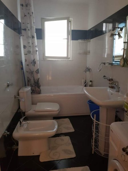 Tirane, jap me qera apartament 2+1