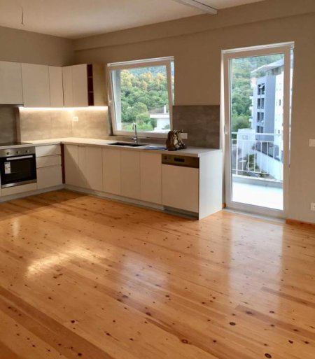 Tirane, jap me qera Penthouse i Mobiuar 3+1+2+ verande Kati 6, 180 m² Euro te Kopshti Zoologjik