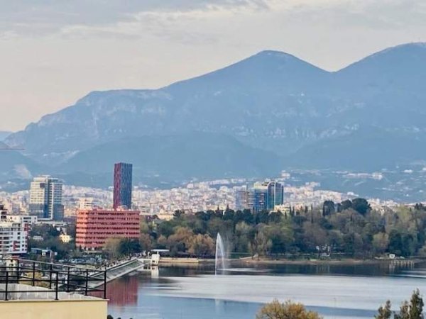 Tirane, jap me qera Penthouse i Mobiuar 3+1+2+ verande Kati 6, 180 m² Euro te Kopshti Zoologjik
