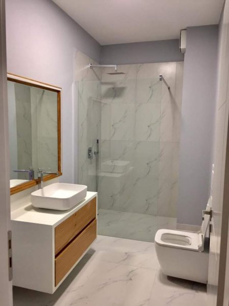 Tirane, jap me qera Penthouse i Mobiuar 3+1+2+ verande Kati 6, 180 m² Euro te Kopshti Zoologjik