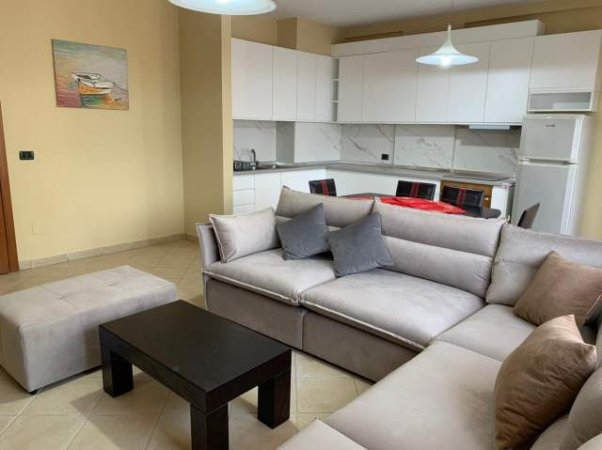 Tirane, jap me qera apartament 2+1  prane Qendres