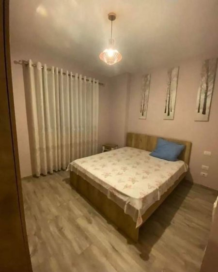 Tirane, jap me qera apartament 2+1 prane Kopshtit zoologjik