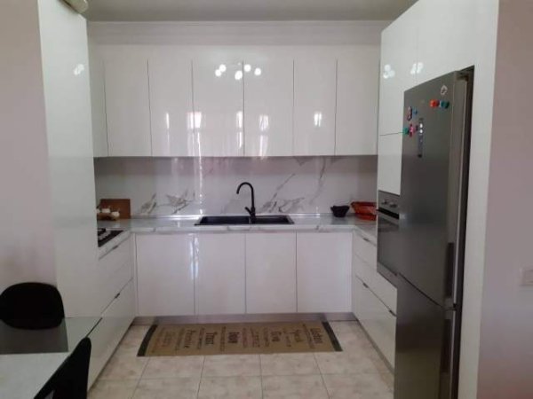 Tirane, Apartament 2+1 me qira ne zonen e Astirit 90 m²