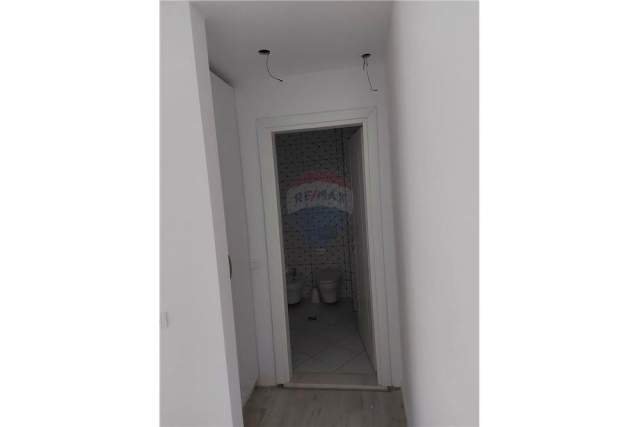 Tirane, jepet me qera ambjent biznesi Kati 0, 57 m² 1.100 Euro (Sheshi Wilson)