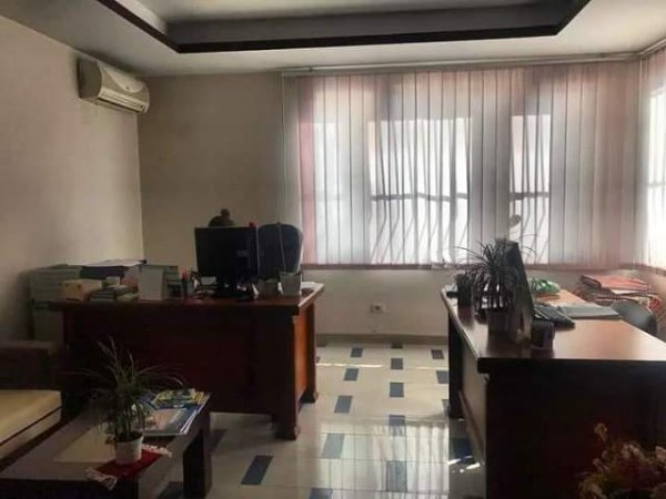 Tirane, jap me qera zyre Kati 2, 320 Euro