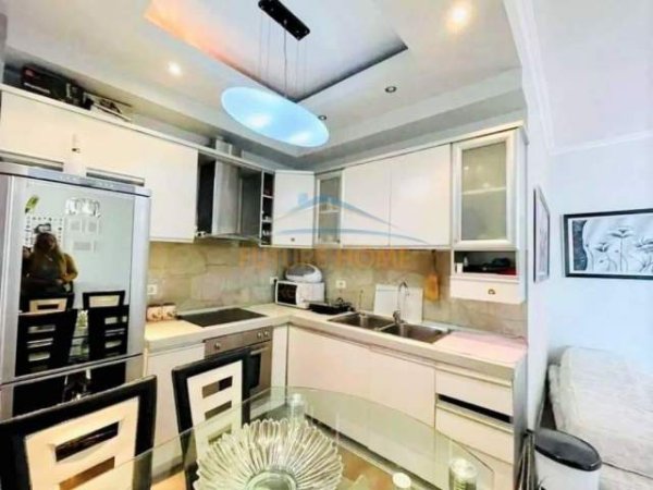 Tirane, jepet me qera apartament 1+1 Kati 3, 97 m² 600 Euro