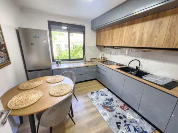 Tirane, jepet me qera apartament 2+1 Kati 3, 75 m² 600 Euro (Mine peza)