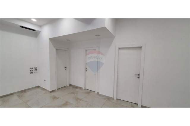 Tirane, jepet me qera ambjent biznesi Kati 0, 100 m² 2.000 Euro (Hoxha Tahsim)