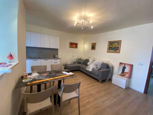 Tirane, jepet me qera apartament 2+1+A Kati 5, 90 m² 480 Euro (Prane Shkolles Osman Myderizi)