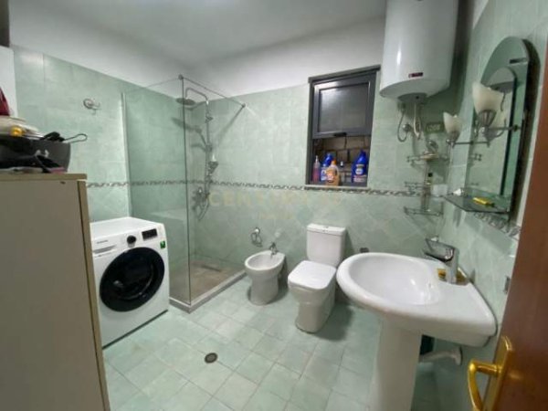 Tirane, jepet me qera apartament 2+1 Kati 5, 90 m² 480 Euro (Prane Ambasades Amerikane)