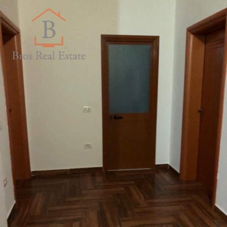 Shqiperi, jepet me qera shtepi Kati 3, 100 m² 500 Euro (3 Vellezerit Kondi,tek Vilat Amerikane)