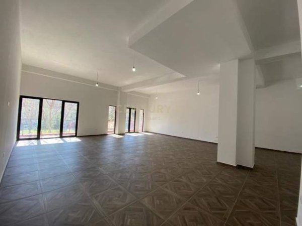 Tirane, jap me qera ambjent biznesi Kati 1, 147 m² 1.000 Euro
