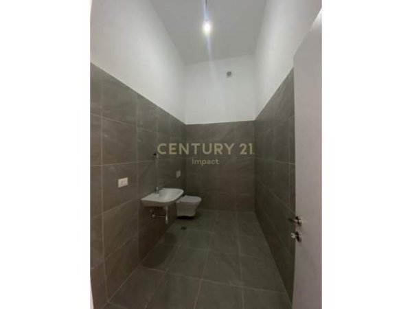 Tirane, jap me qera ambjent biznesi Kati 1, 147 m² 1.000 Euro