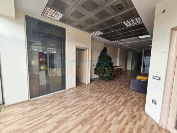 Tirane, jepet me qera ambjent biznesi Kati 1, 326 m² 2.700 Euro (KOMUNA E PARISIT)