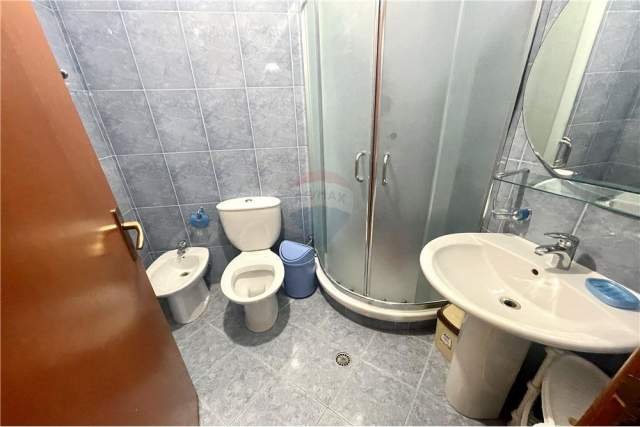 Tirane, jepet me qera apartament 1+1 Kati 7, 75 m² 420 Euro (Bulevardi zogu i pare)