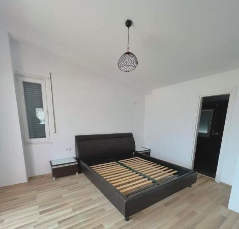 Tirane, jepet me qera Vile 3 Katshe Kati 1, 278 m² 2.000 Euro (Lunder)