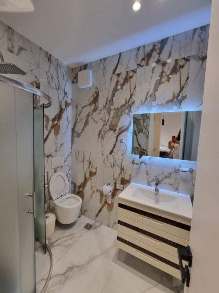 Tirane, jepet me qera apartament 1+1+BLK Kati 5, 64 m² 600 Euro (Rruga e Elbasanit Ambasada Amerikane)