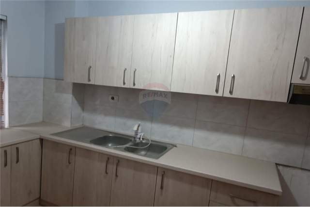 Tirane, jepet me qera apartament 2+1 Kati 3, 107 m² 300 Euro (Pallati me Shigjeta)