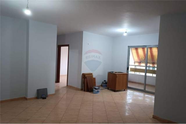Tirane, jepet me qera apartament 2+1 Kati 3, 107 m² 300 Euro (Pallati me Shigjeta)