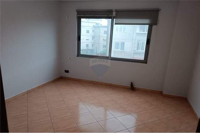 Tirane, jepet me qera apartament 2+1 Kati 3, 107 m² 300 Euro (Pallati me Shigjeta)