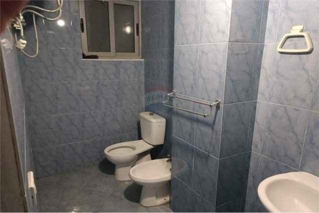 Tirane, jepet me qera apartament 2+1 Kati 3, 107 m² 300 Euro (Pallati me Shigjeta)