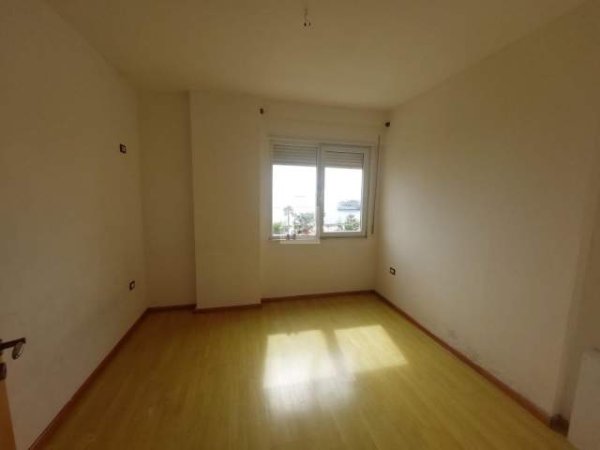 Durres, jepet me qera Kati 3, 187 m² 800 Euro (TAULANTIA)