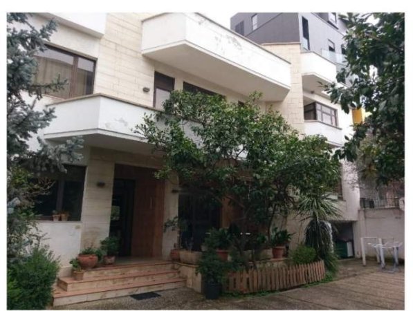 Tirane, jap me qera Vile 930 m² 2.700 Euro (21 Dhjetori)