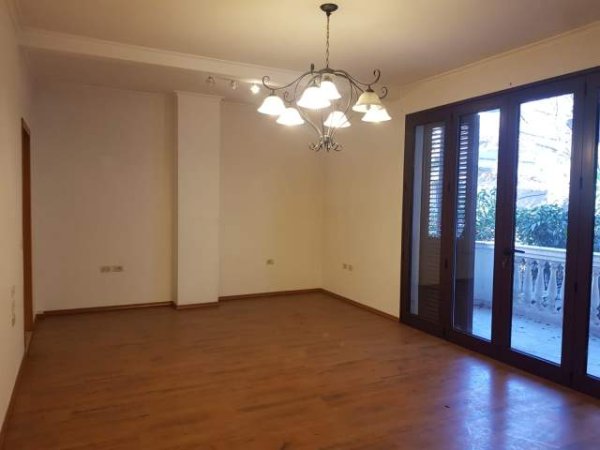 Tirane, jepet me qera Vile 3 Katshe 930 m² 2.700 Euro