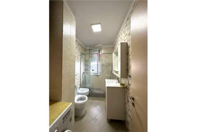 Tirane, jepet me qera apartament 2+1+BLK Kati 7, 81 m² 450 Euro (Kompleksi Kontakt)
