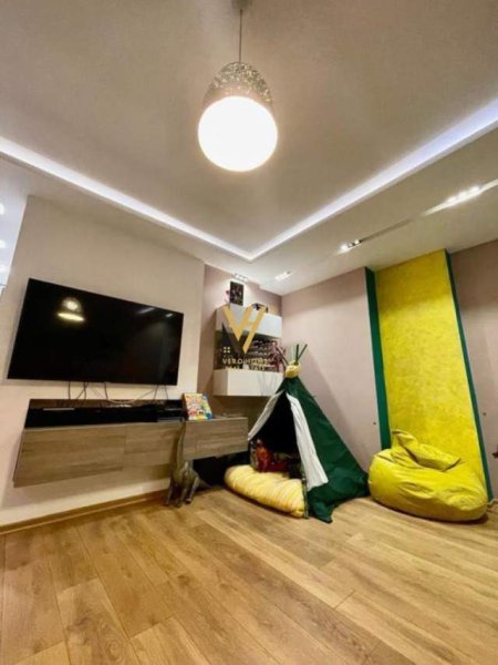 Tirane, shitet apartament duplex 3+1 Kati 8, 172 m² 270.000 Euro (~MBRAPA SHKOLLES SE MUZIKES ” SERVETE MAÇI “)