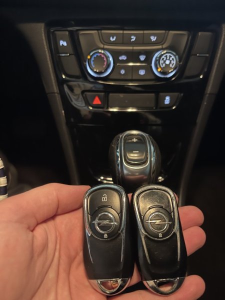 Tirane, shes SUV Opel Mokka X 1.6 Naftë – Automatik | SUV i vitit 2019 Nafte, e zeze automatik Kondicioner 150 km 13.700 €