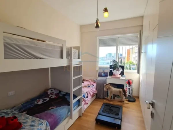 Tirane, shitet apartament 1+1+Ballkon Kati 5, 90 m² 