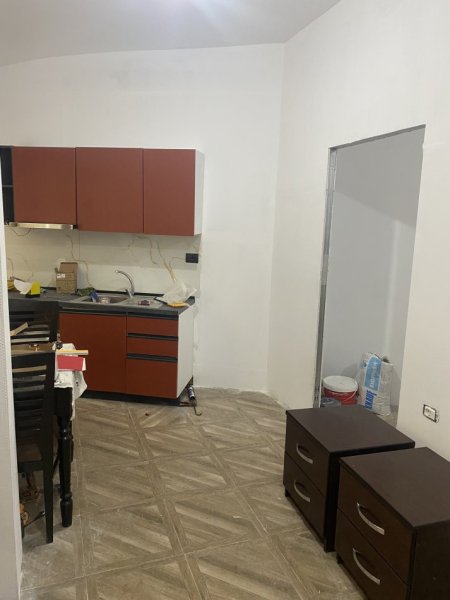 Tirane, jepet me qera apartament 1+1 Kati 0, 65 m² 450 € (Rruga Bilal sina)