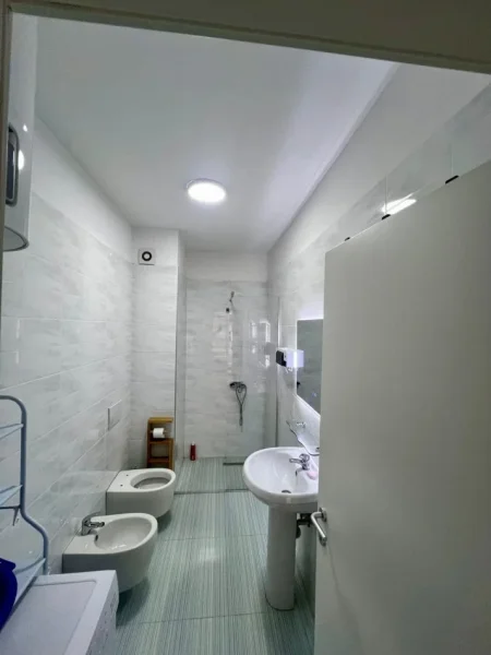 Tirane, jepet me qera apartament 2+1 Kati 1, 92 m² 650 € (BULEVARDI I RI)