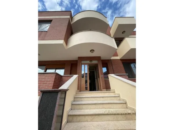 Tirane, jepet me qera Vile 3+1 , 254 m² 1.200 € (Kodra e Priftit)