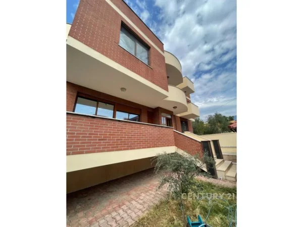 Tirane, jepet me qera Vile 3+1 , 254 m² 1.200 € (Kodra e Priftit)