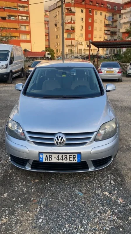 Tirane, shitet makine Golf Plus Nafte, gri e erret manuale Kondicioner 168.000 km 4.500 €