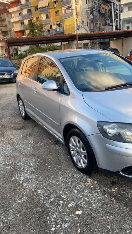 Tirane, shitet makine Golf Plus Nafte, gri e erret manuale Kondicioner 168.000 km 4.500 €