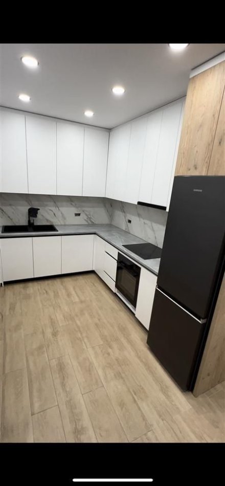Tirane, jepet me qera apartament 2+1 Kati 9, 92 m² 600 € (FUSHA E AVIACIONIT)