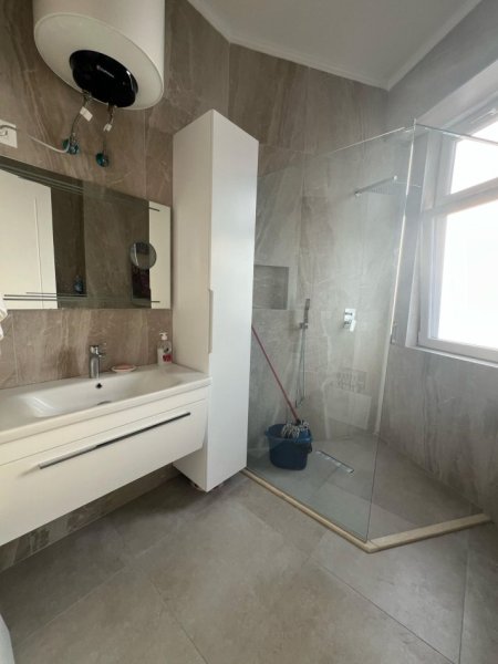 Tirane, jepet me qera apartament 2+1 Kati 9, 125 m² 1.200 € (Rruga durresit)