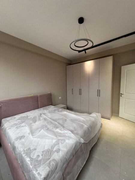 Tirane, jepet me qera apartament 2+1+Ballkon Kati 3, 800 € (Xhamia xhura)