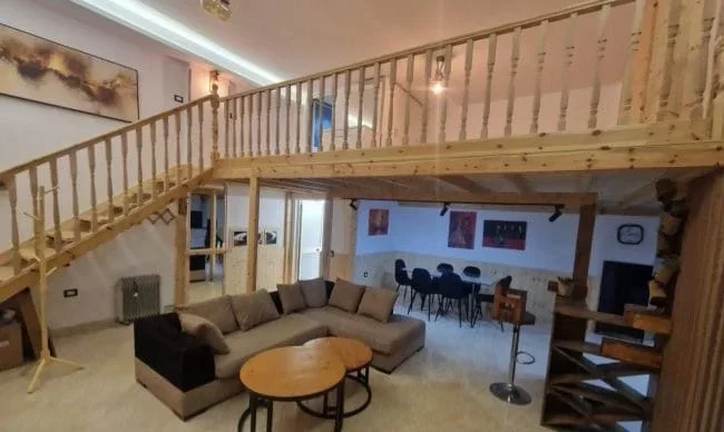 Tirane, jepet me qera apartament duplex 2+1 Kati 1, 75 m² 500 € (Fondacioni Eleonor)